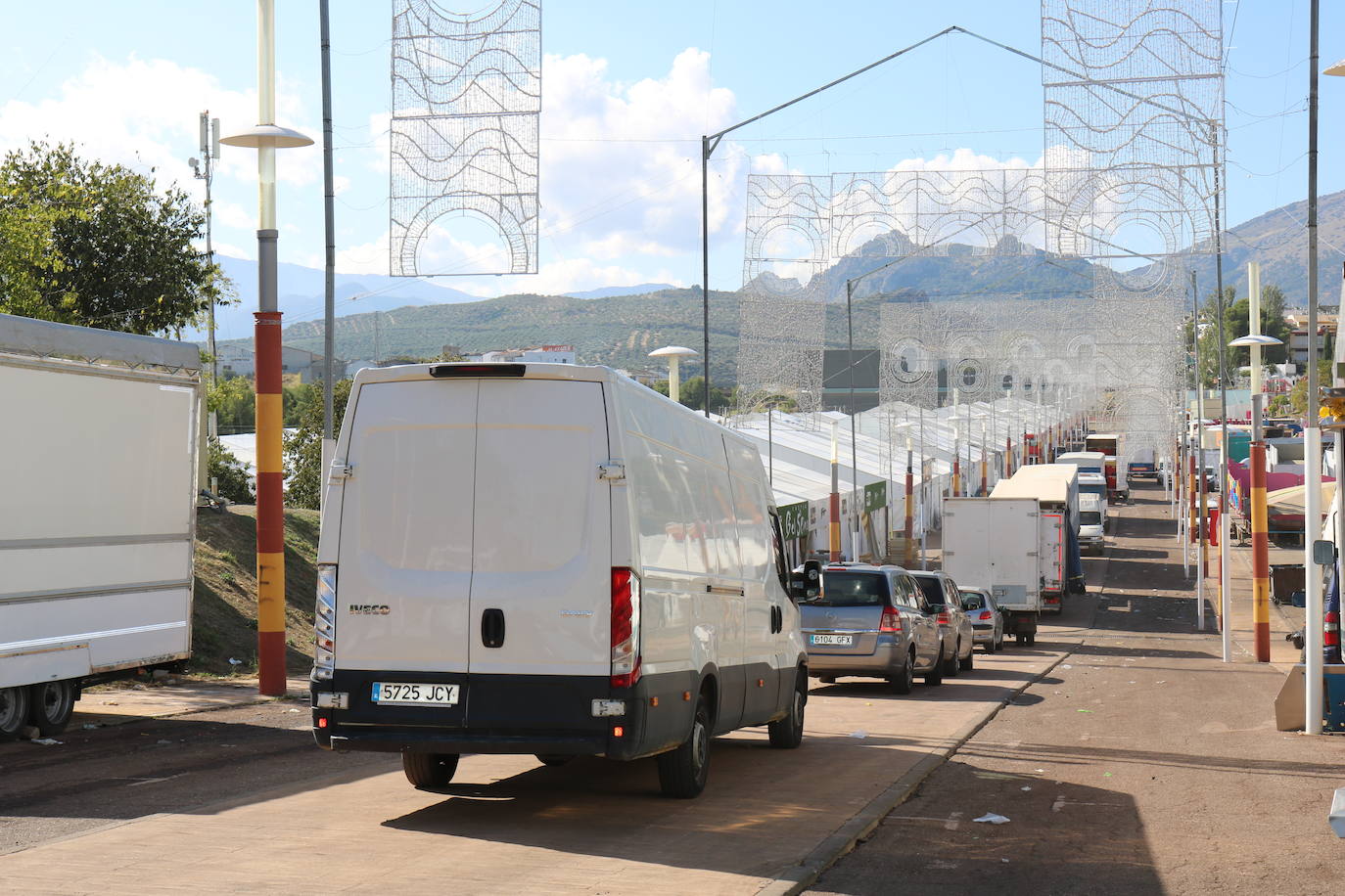 En el recinto ferial, los vestidos de gitana y los grupos de amigos pasándoselo bien han dado paso a los camiones, los operarios de limpieza y las grúas. Todos ellos trabajan a destajo para dejarlo todo como si la Feria de San Lucas no hubiese pasado por la capital.
