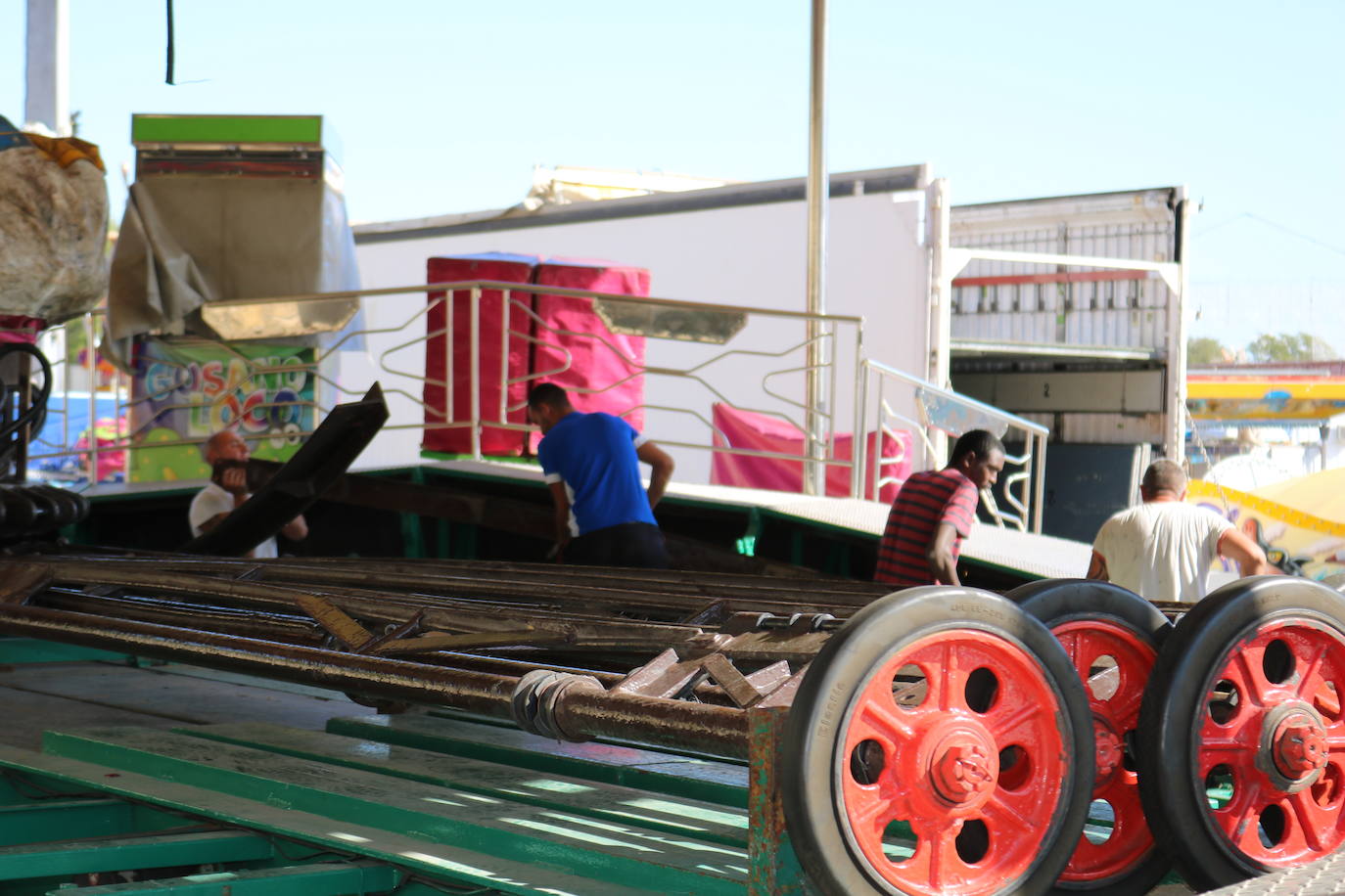 En el recinto ferial, los vestidos de gitana y los grupos de amigos pasándoselo bien han dado paso a los camiones, los operarios de limpieza y las grúas. Todos ellos trabajan a destajo para dejarlo todo como si la Feria de San Lucas no hubiese pasado por la capital.