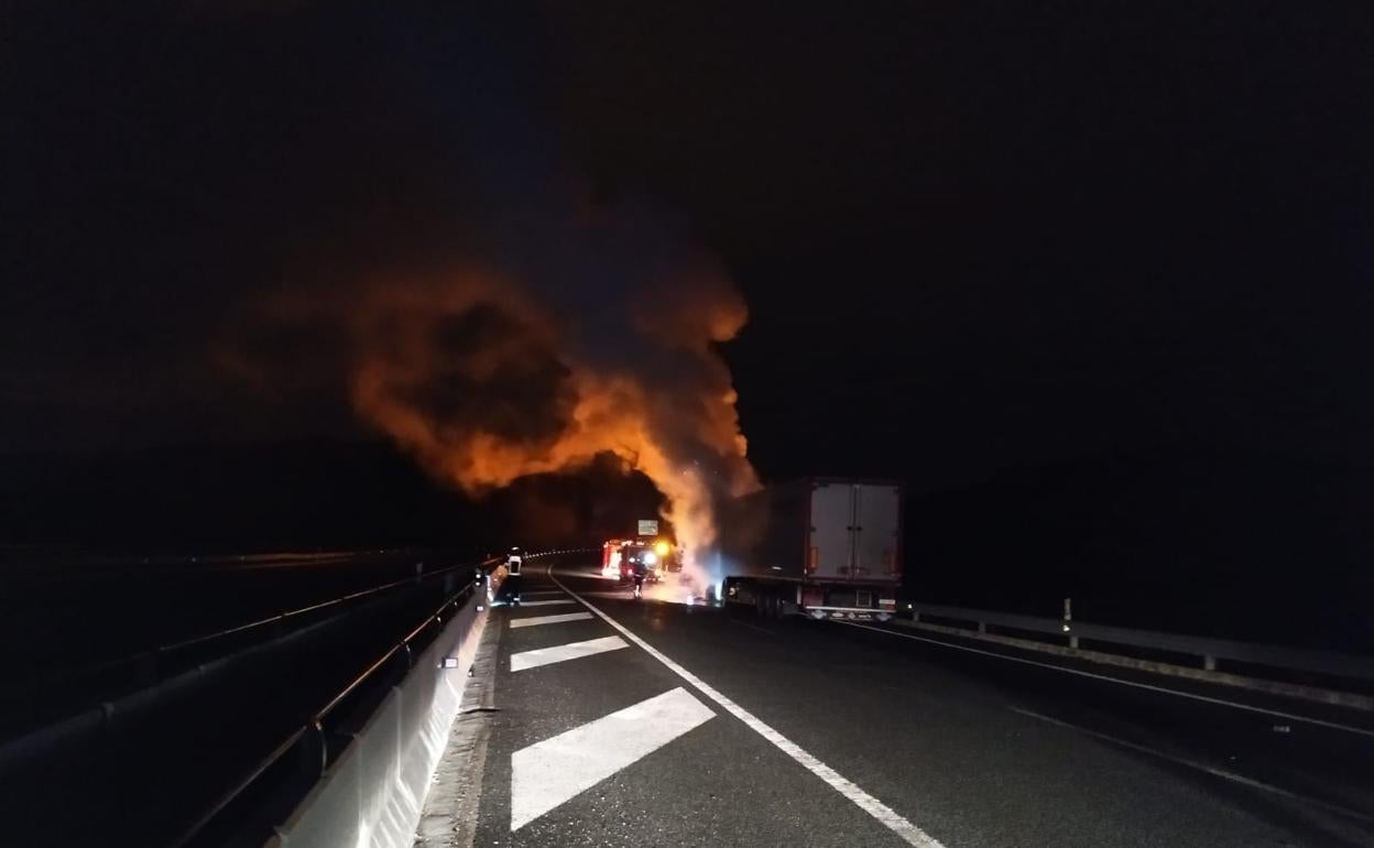 Espectacular incendio en Granada: Arde un camión cargado de fruta en la A-92