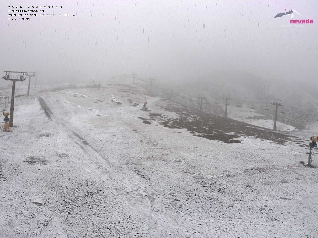 Los copos caen con fuerza en la tarde de este miércoles en Sierra Nevada, incluso en cotas bajas. 