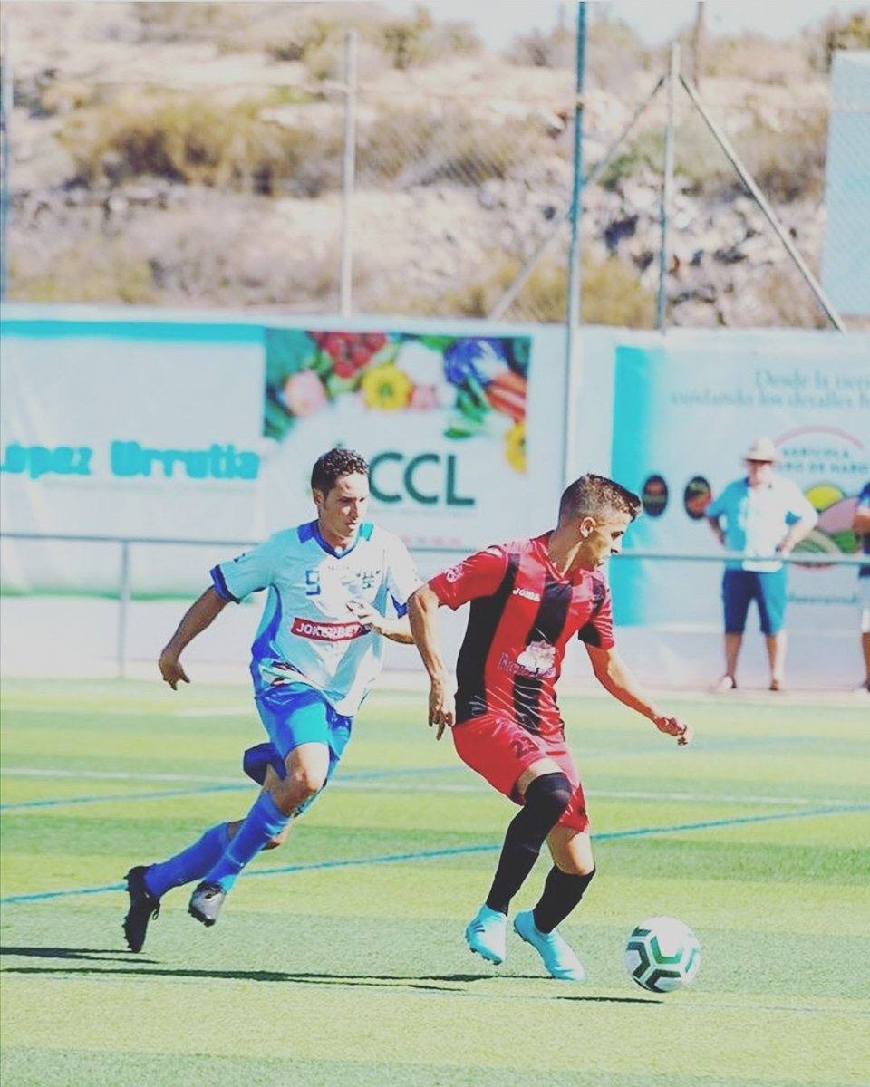 Una jugada del encuentro disputado entre Cuevas CF y CD Vera en el actual campeonato de Liga.