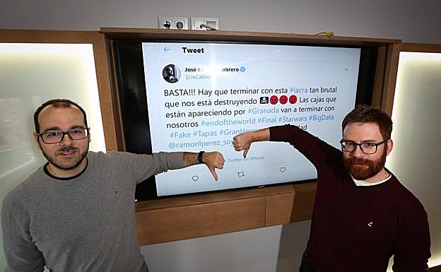 Los investigadores Miguel Molina y Juan Gómez, con un tuit que contiene elementos que nos deberían hacer sospechar.