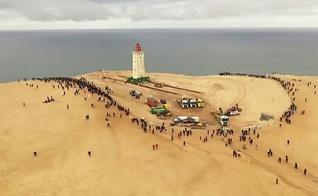 Mueven un faro 80 metros tierra adentro para contrarrestar el avance del mar