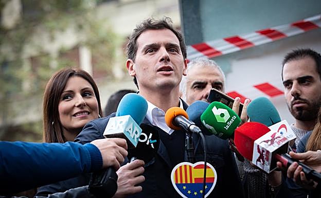 Rivera apuesta por un pacto a tres para «atar en corto» a Sánchez