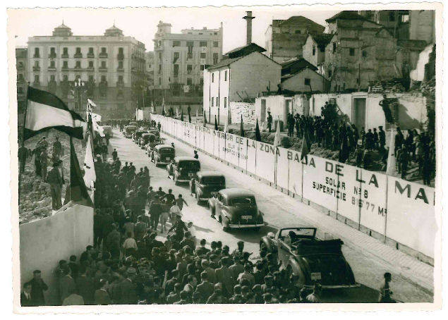 Comitiva en la calle ÁNgel Ganivet