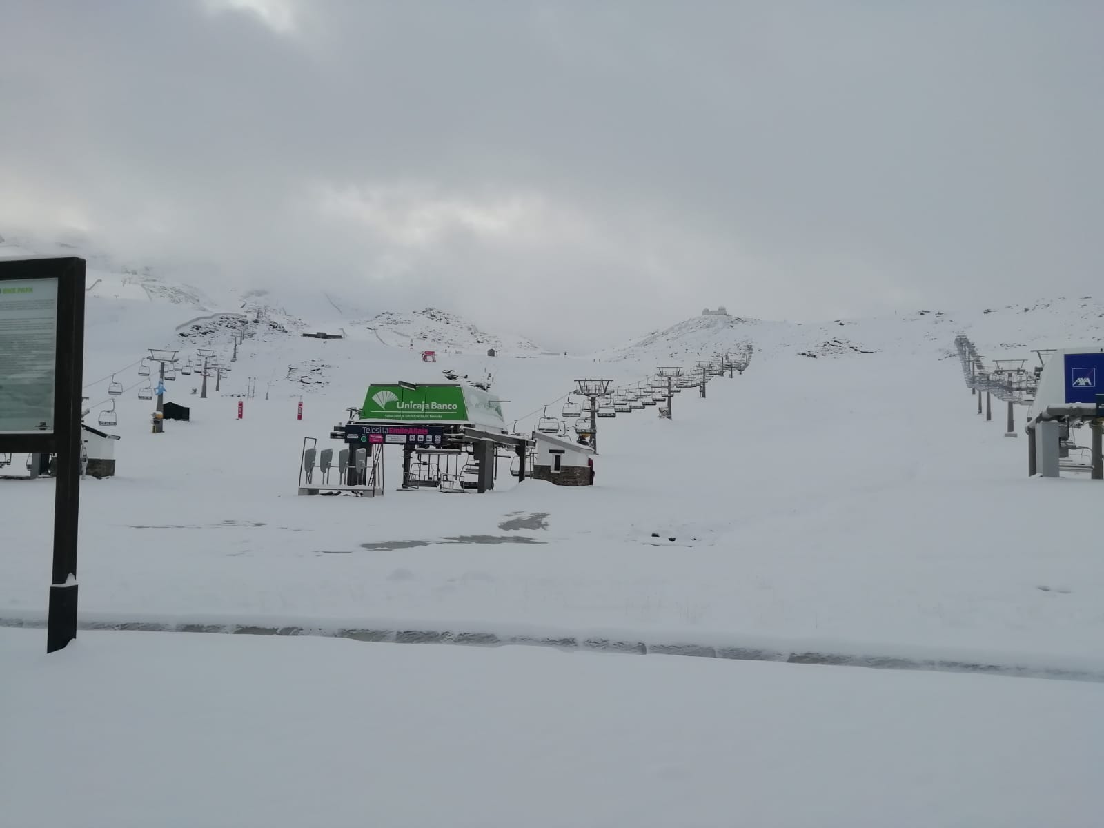 La gran nevada caída en las últimas horas ha dejado estampas en la estación propias de meses invernales