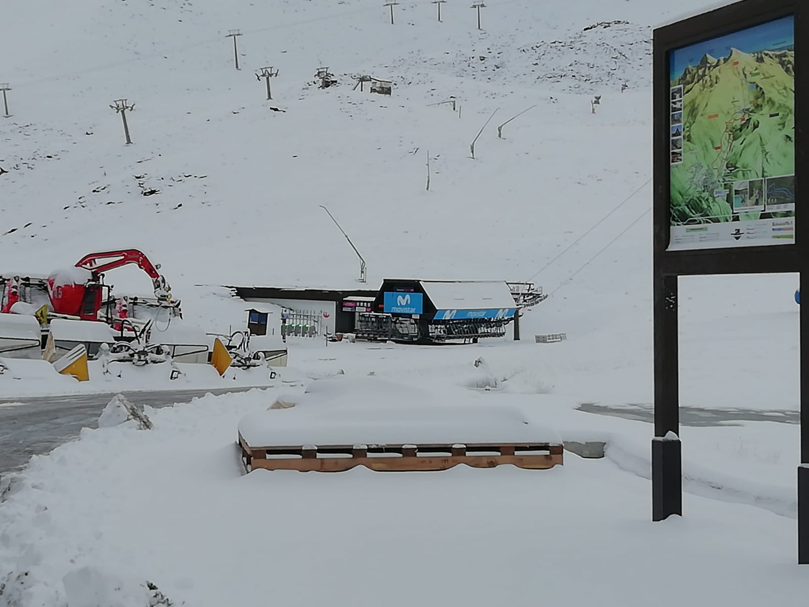 La gran nevada caída en las últimas horas ha dejado estampas en la estación propias de meses invernales