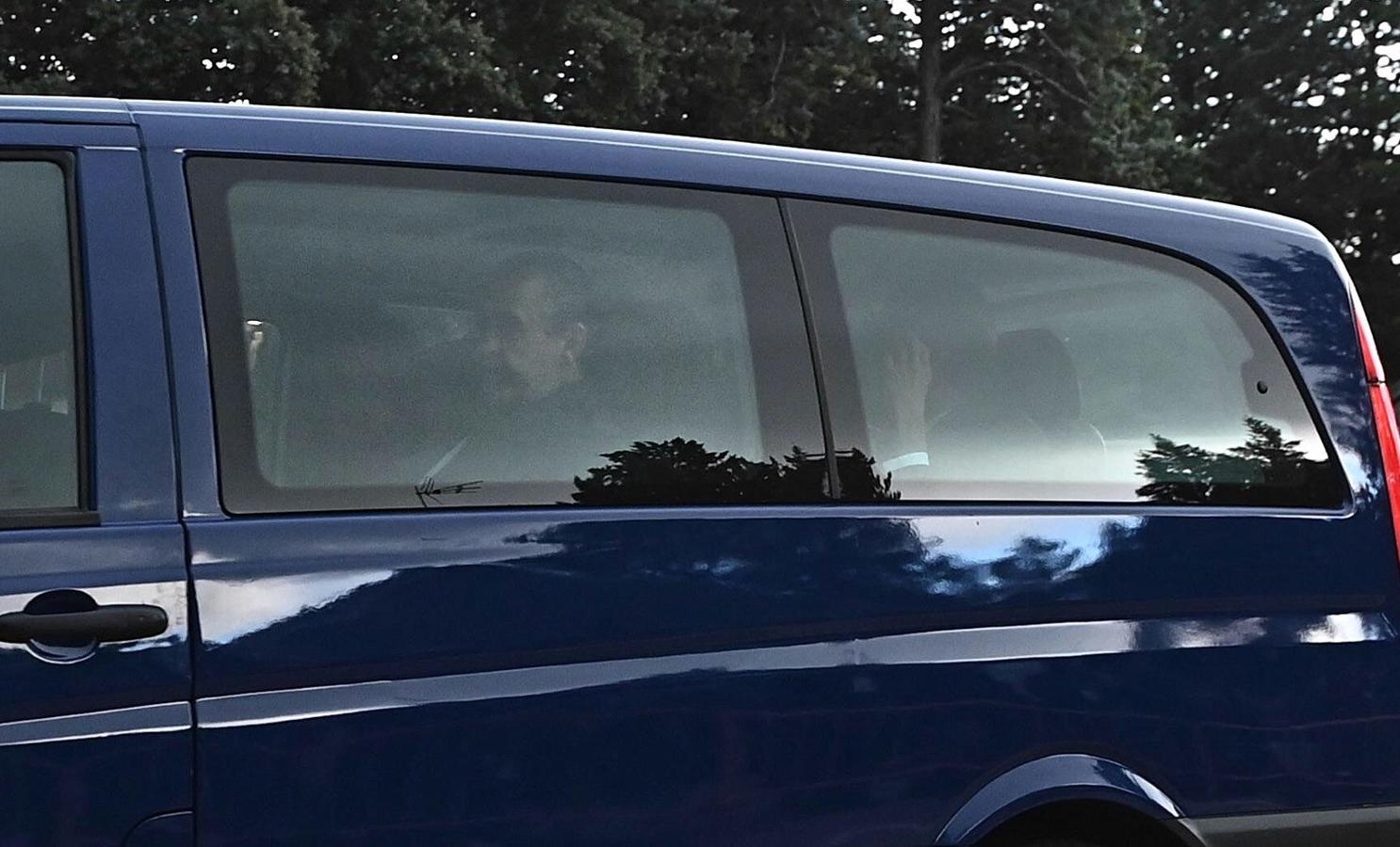 Jaime Martínez Bordiú junto a otros familiares de Francisco Franco a su llegada al Valle de los Caídos.