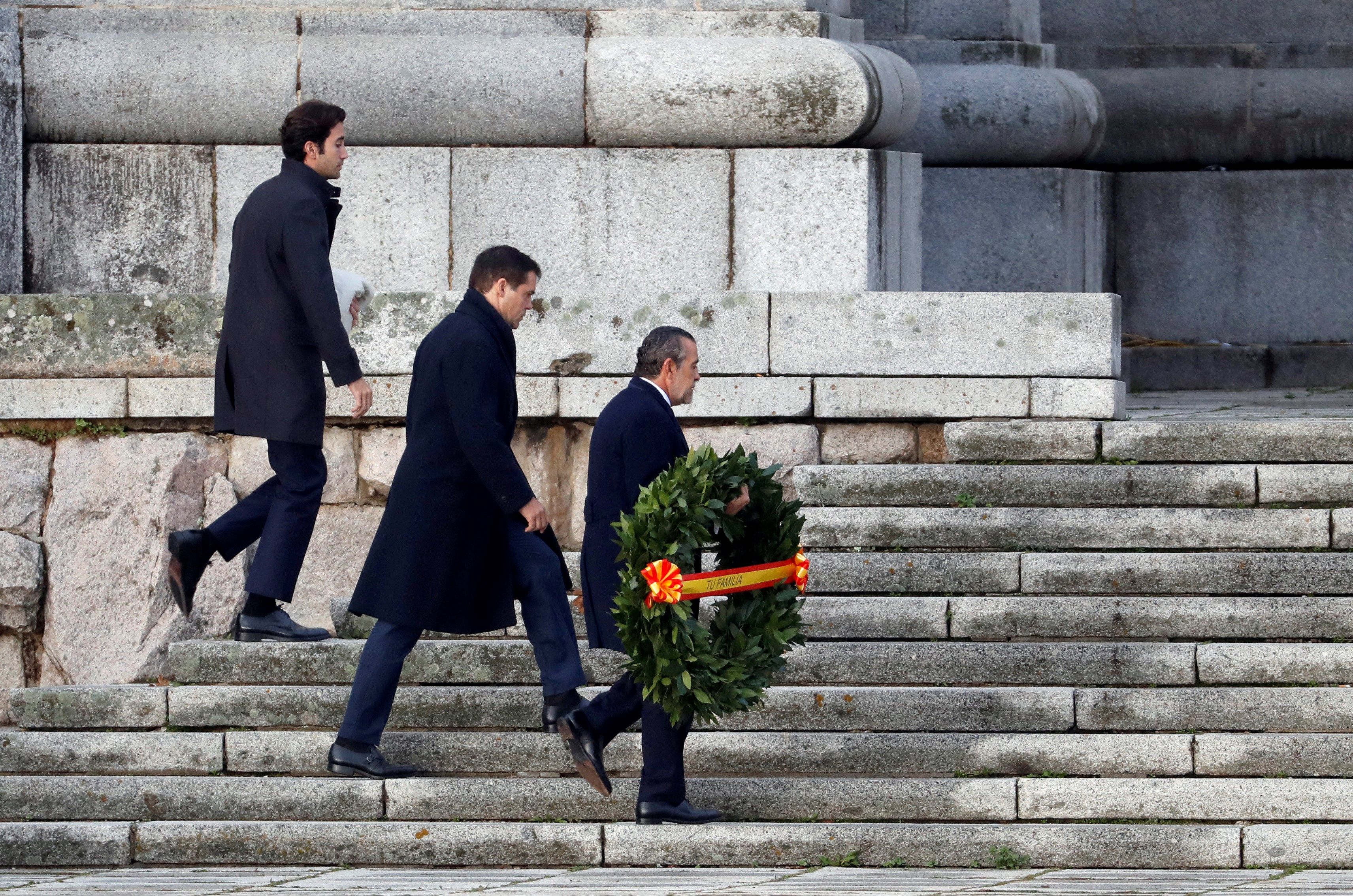 El bisnieto de Franco, Luis Alfonso de Borbón Martínez-Bordiú (c), y el nieto de Franco, Jaime Martínez Bordiú (d), y Daniel Martínez-Bordiú (i), bisnieto de Franco, a su llegada al Valle de los Caídos.