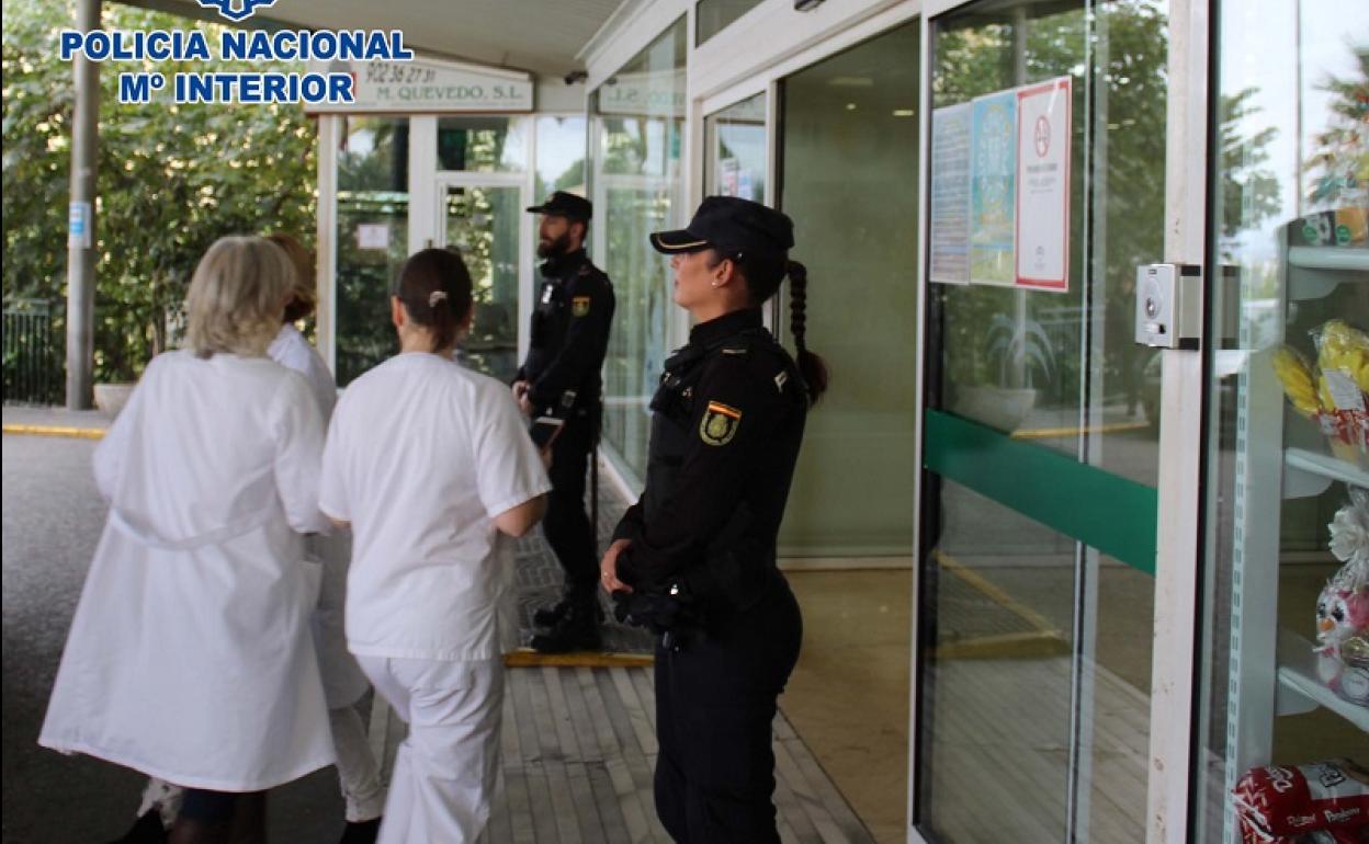 Revienta varias taquillas del hospital de Granada donde esperaba para recibir tratamiento