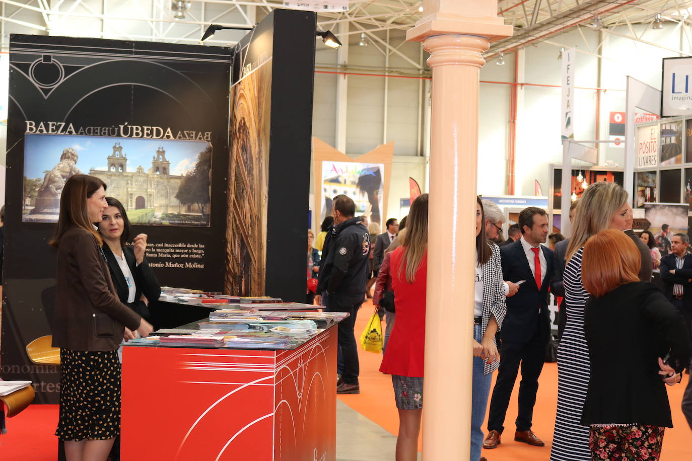 La 18ª edición de la Feria Internacional de Turismo, Deporte y Aventura, Tierra Adentro 2019 ha abierto este viernes sus puertas en el Recinto Provincial de Ferias y Congresos de Jaén para mostrar «la riqueza y la diversidad de la oferta turística de interior de la provincia de Jaén» y del resto del país, a través de los 450 expositores que se dan cita en la misma hasta el próximo domingo, 27 de octubre.