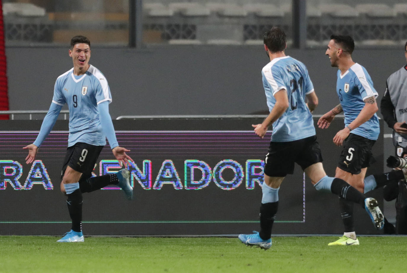 Darwin Núñez celeba el gol conseguido en Lima frente a Perú. 