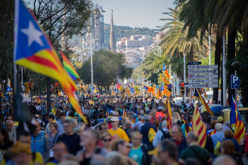 Miles de personas se concentran en Barcelona para protestar por la sentencia del 'procés'.