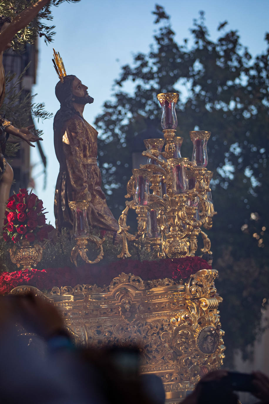 El paso del Huerto, por las calles de Granada