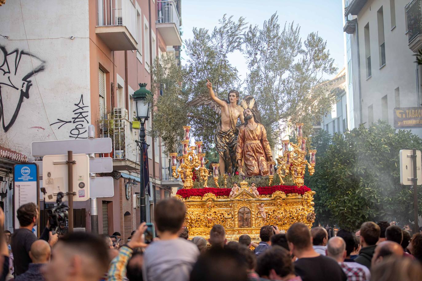 El paso del Huerto, por las calles de Granada