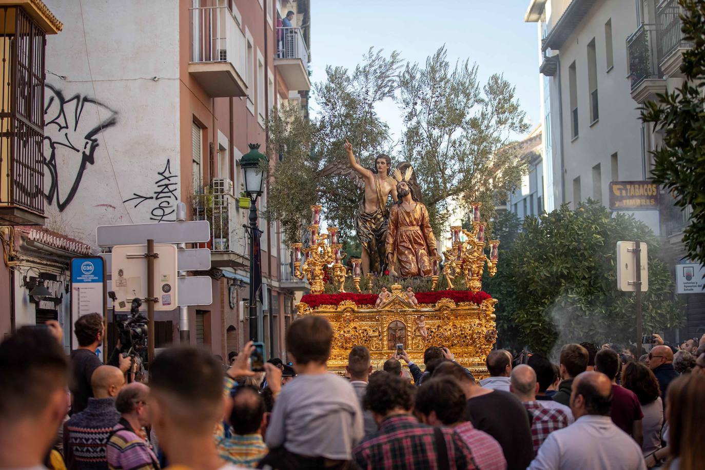 El paso del Huerto, por las calles de Granada