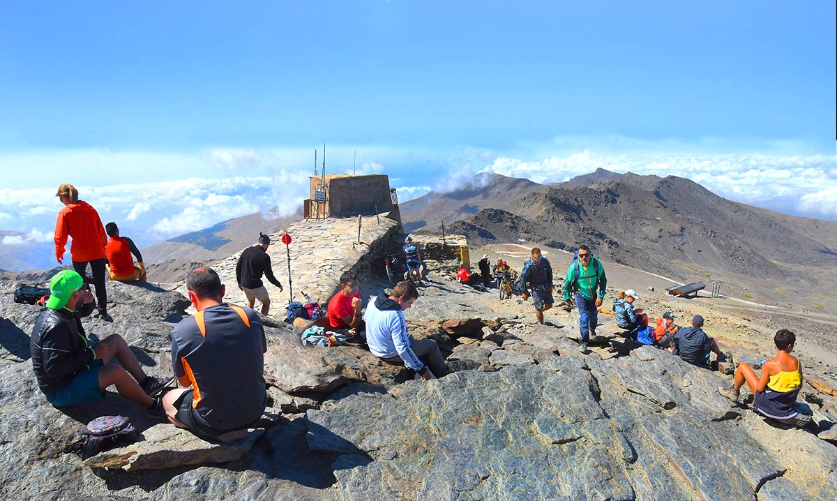 Concentración de montañeros en la cumbre del Veleta