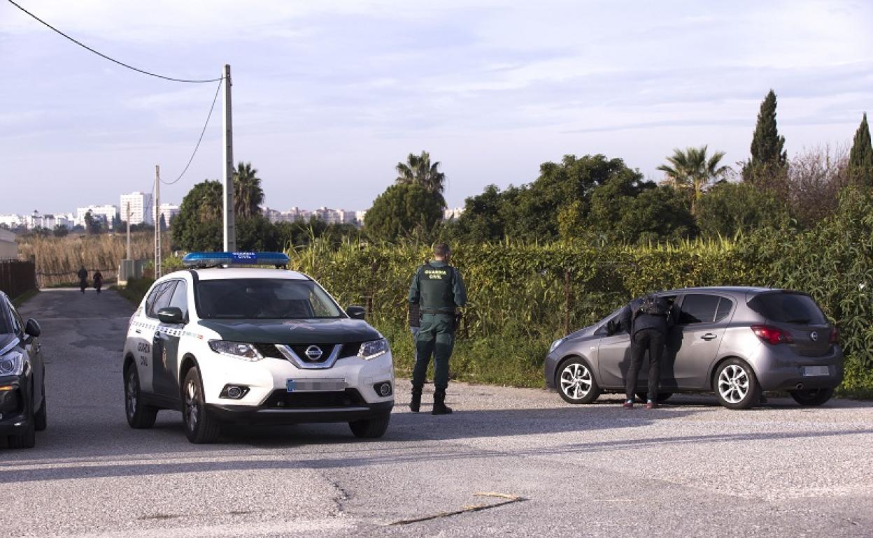 Droga en Granada | Soprendidos dos albaneses por la Guardia Civil con 14 kilos de marihuana en un control de carretera