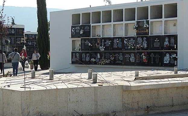 Los otros nichos vacíos, junto a la plataforma para hacer los nuevos.