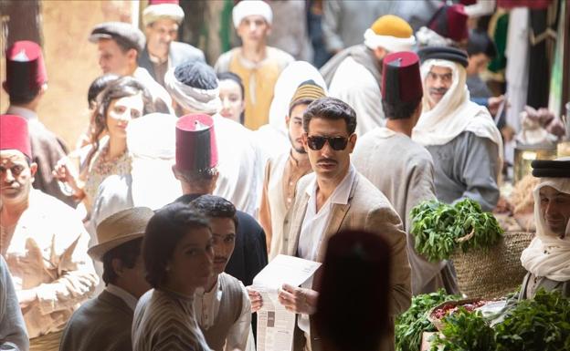 Sacha Baron Cohen, caracterizado como Kamel Amin Thaabeth, recorre un mercado ambientado en Damasco.