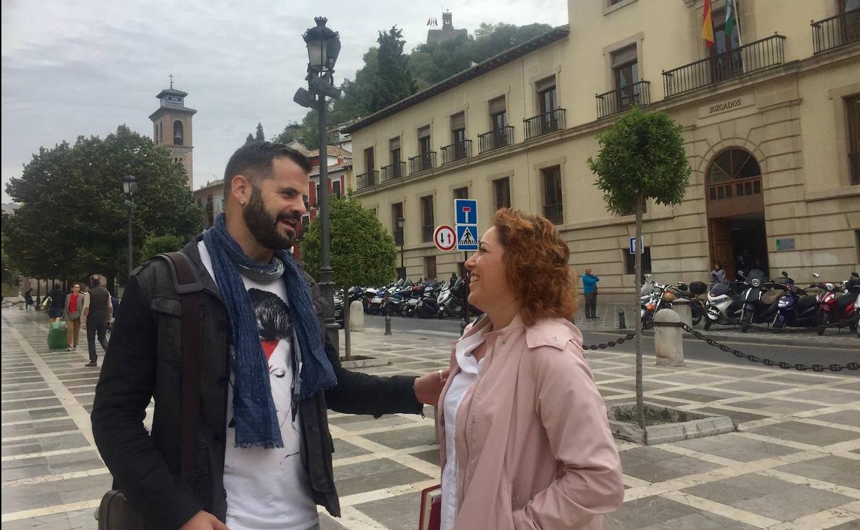 Jesús Fernández y María del Carmen Pérez, en Plaza Nueva.