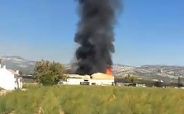 Fuego en la nave afectada en Vaderrubio.