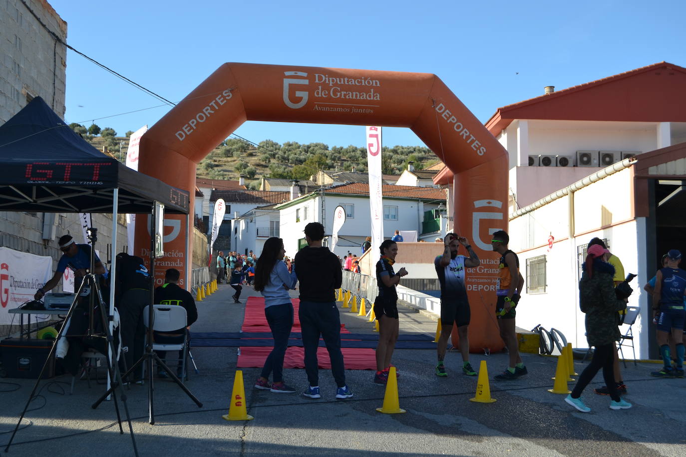 Cerca de 150 deportistas, entre participantes del trail, minitrail y senderistas, celebran en esta prueba que tuvo lugar en una agradable mañana de domingo 