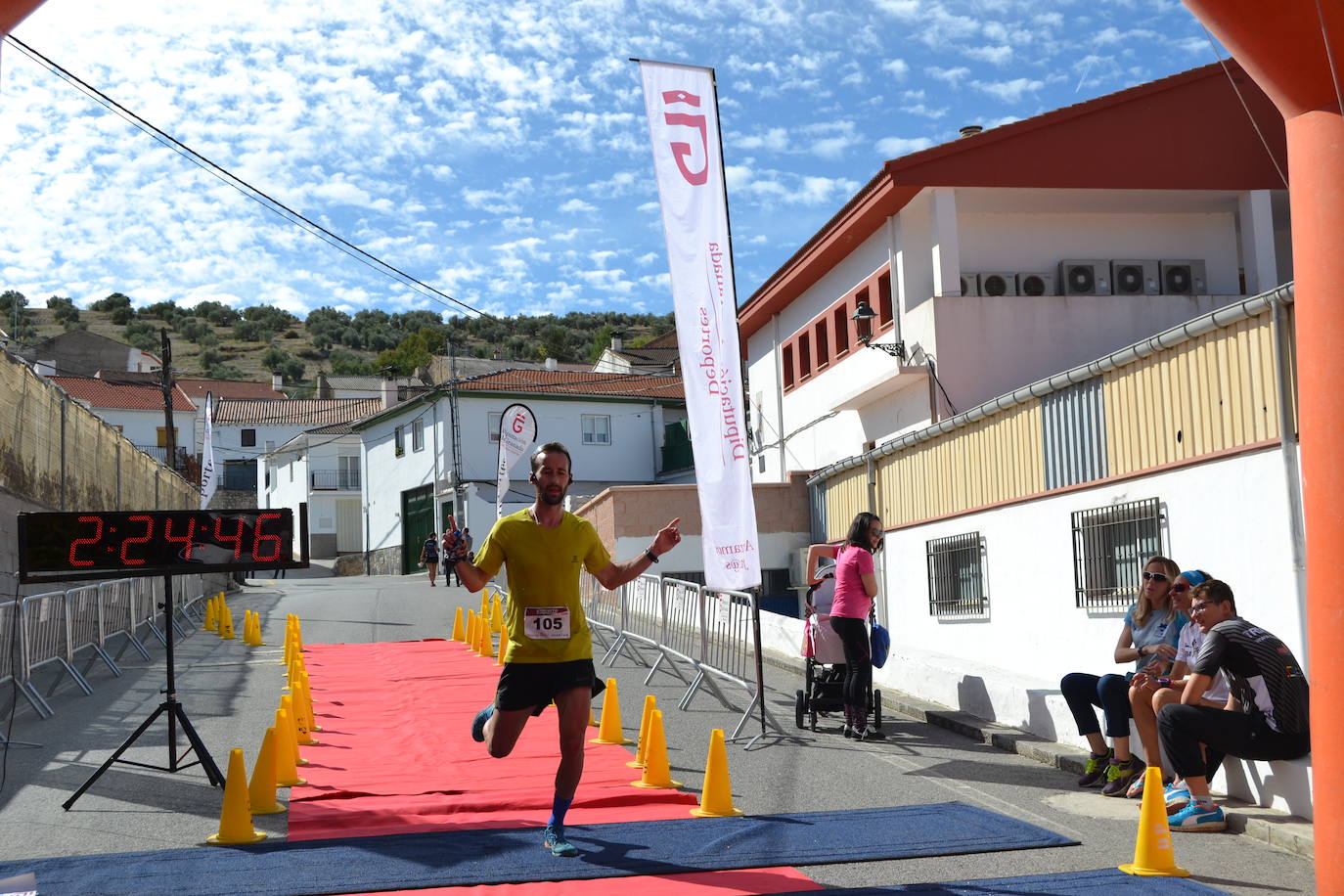 Cerca de 150 deportistas, entre participantes del trail, minitrail y senderistas, celebran en esta prueba que tuvo lugar en una agradable mañana de domingo 