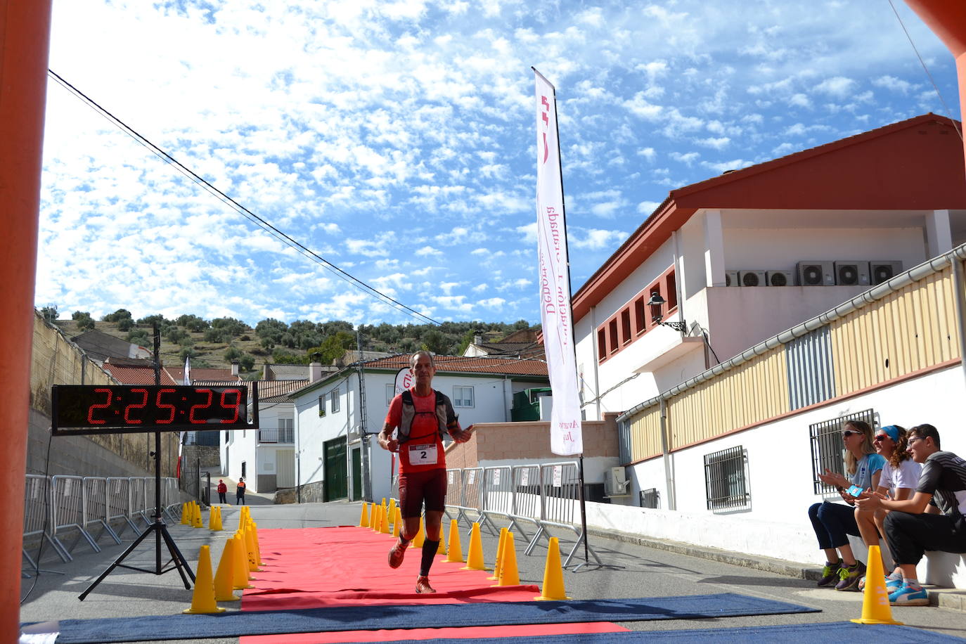 Cerca de 150 deportistas, entre participantes del trail, minitrail y senderistas, celebran en esta prueba que tuvo lugar en una agradable mañana de domingo 