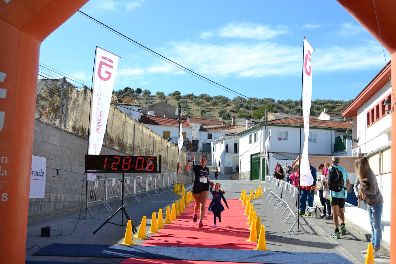 Cerca de 150 deportistas, entre participantes del trail, minitrail y senderistas, celebran en esta prueba que tuvo lugar en una agradable mañana de domingo 