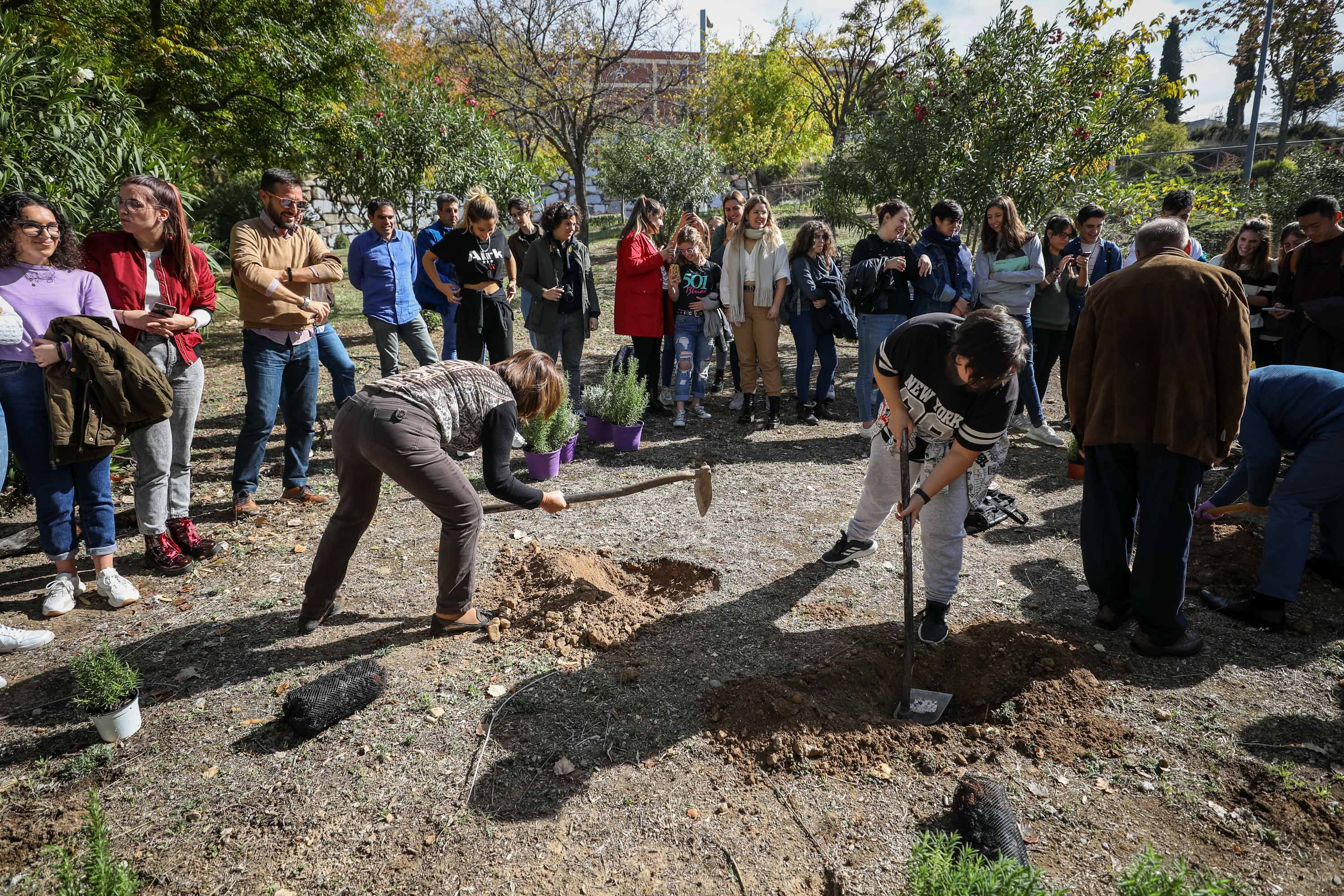 Estudiantes, profesores y resto de profesionales ponen en marcha una campaña de concienciación con el medio ambiente.