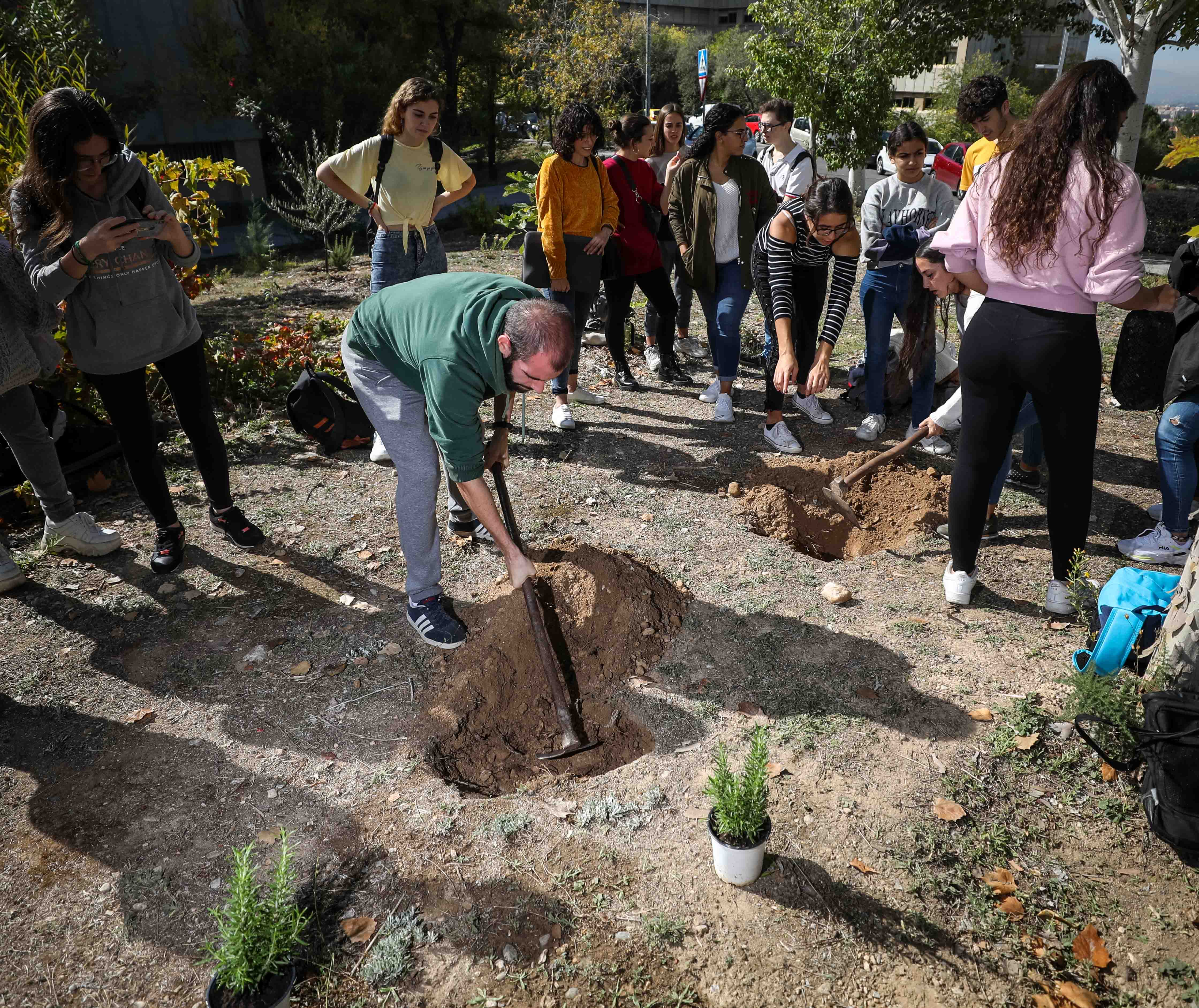 Estudiantes, profesores y resto de profesionales ponen en marcha una campaña de concienciación con el medio ambiente.