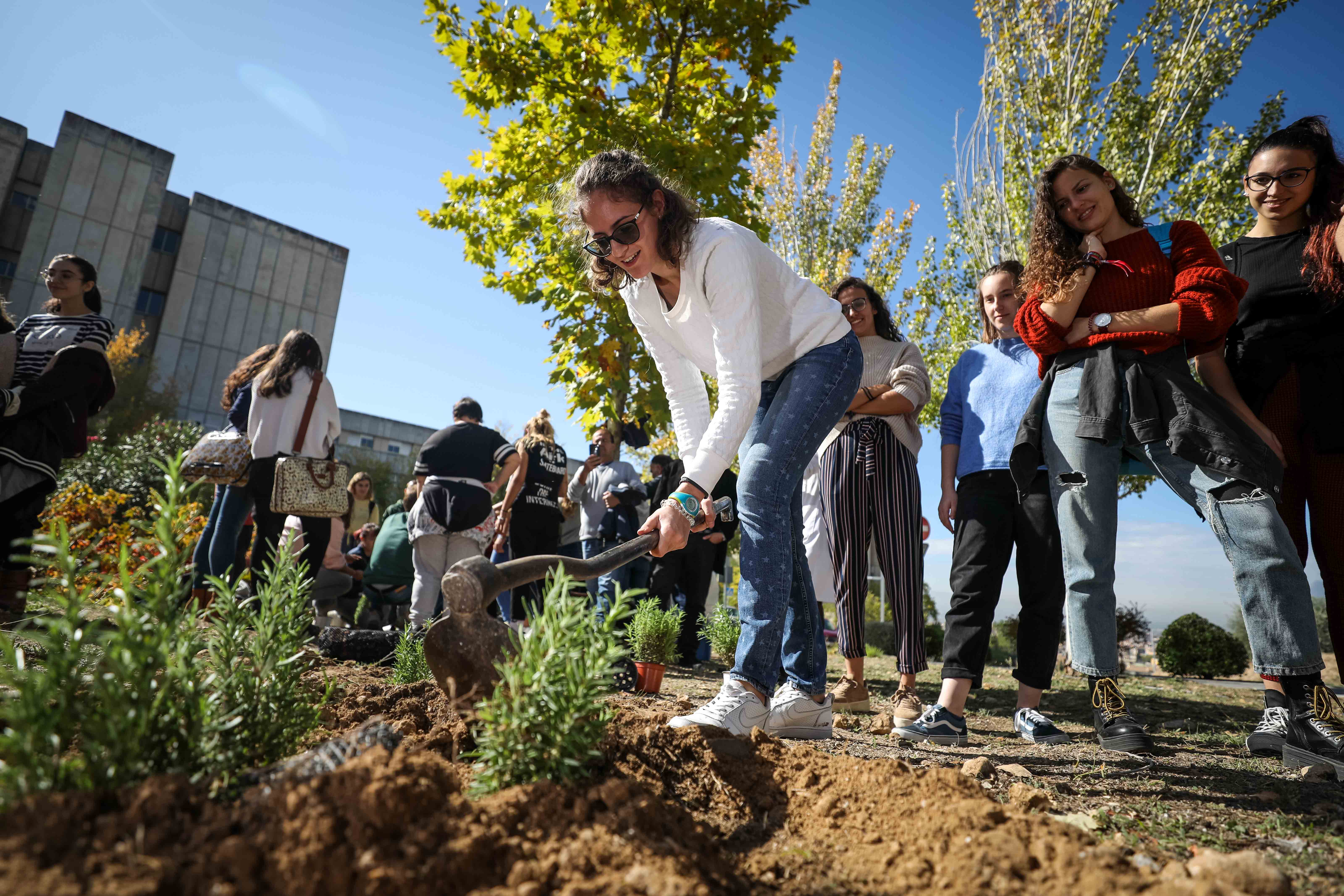 Estudiantes, profesores y resto de profesionales ponen en marcha una campaña de concienciación con el medio ambiente.