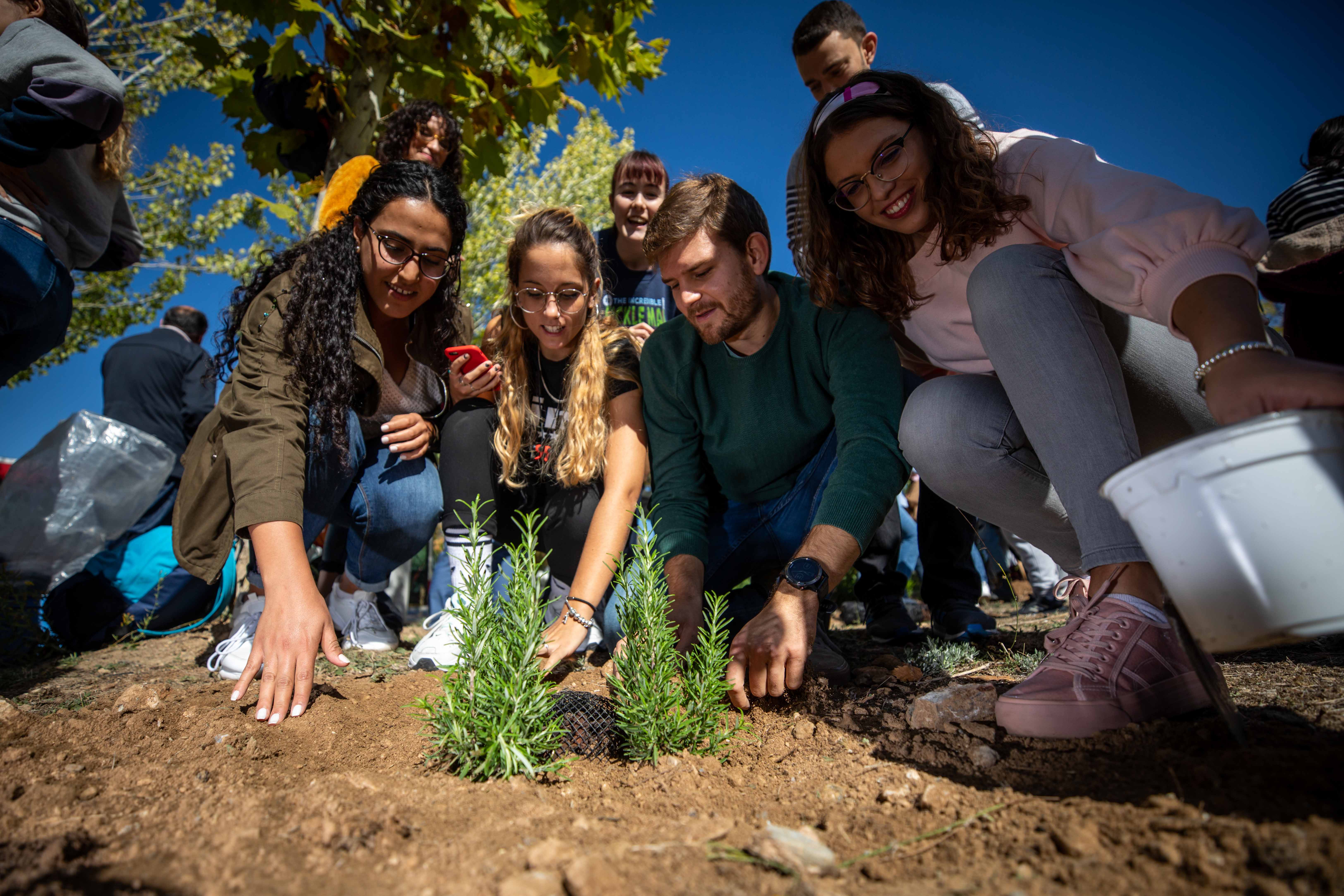 Estudiantes, profesores y resto de profesionales ponen en marcha una campaña de concienciación con el medio ambiente.