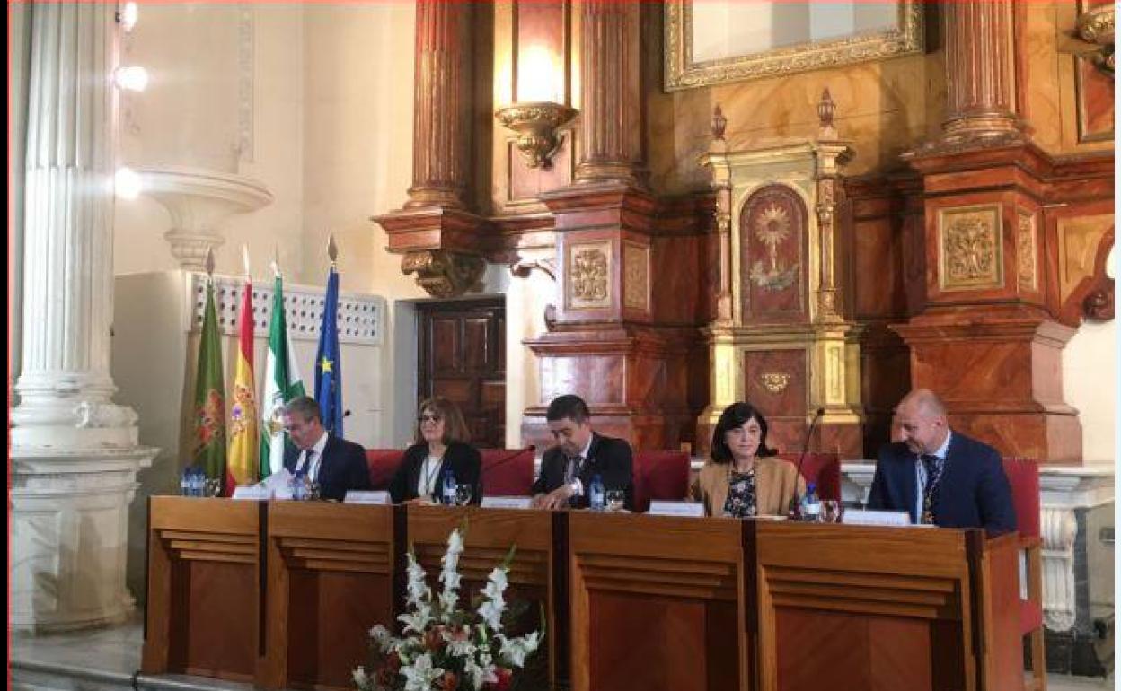 Mesa de autoridades durante la inauguración del curso del IEG.