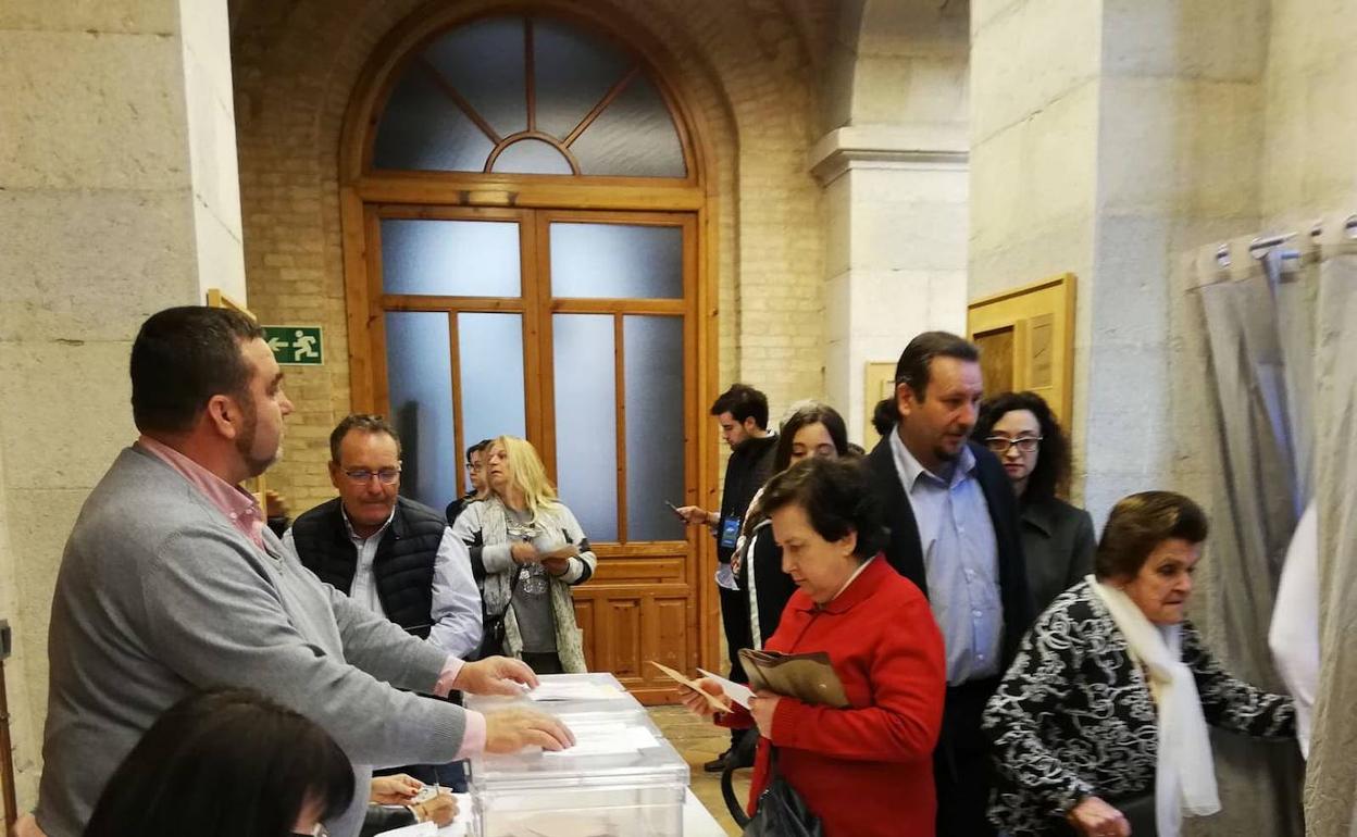 Mesa electoral en la capital, el 28 de abril de 2019. IDEAL