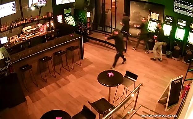 El peculiar robo de un bar grabado por las cámaras de seguridad