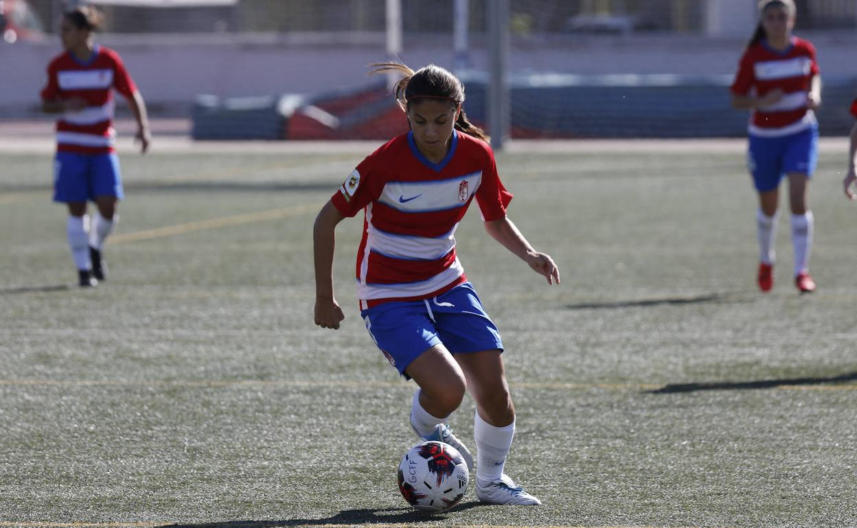 Laura Pérez emprende una carrera ante el Málaga. 