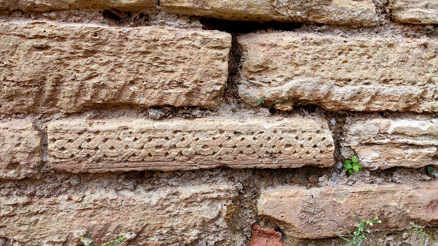 Bordillos funerarios con inscripciones árabes en el muro del jardín de los Adarves de la Alhambra 