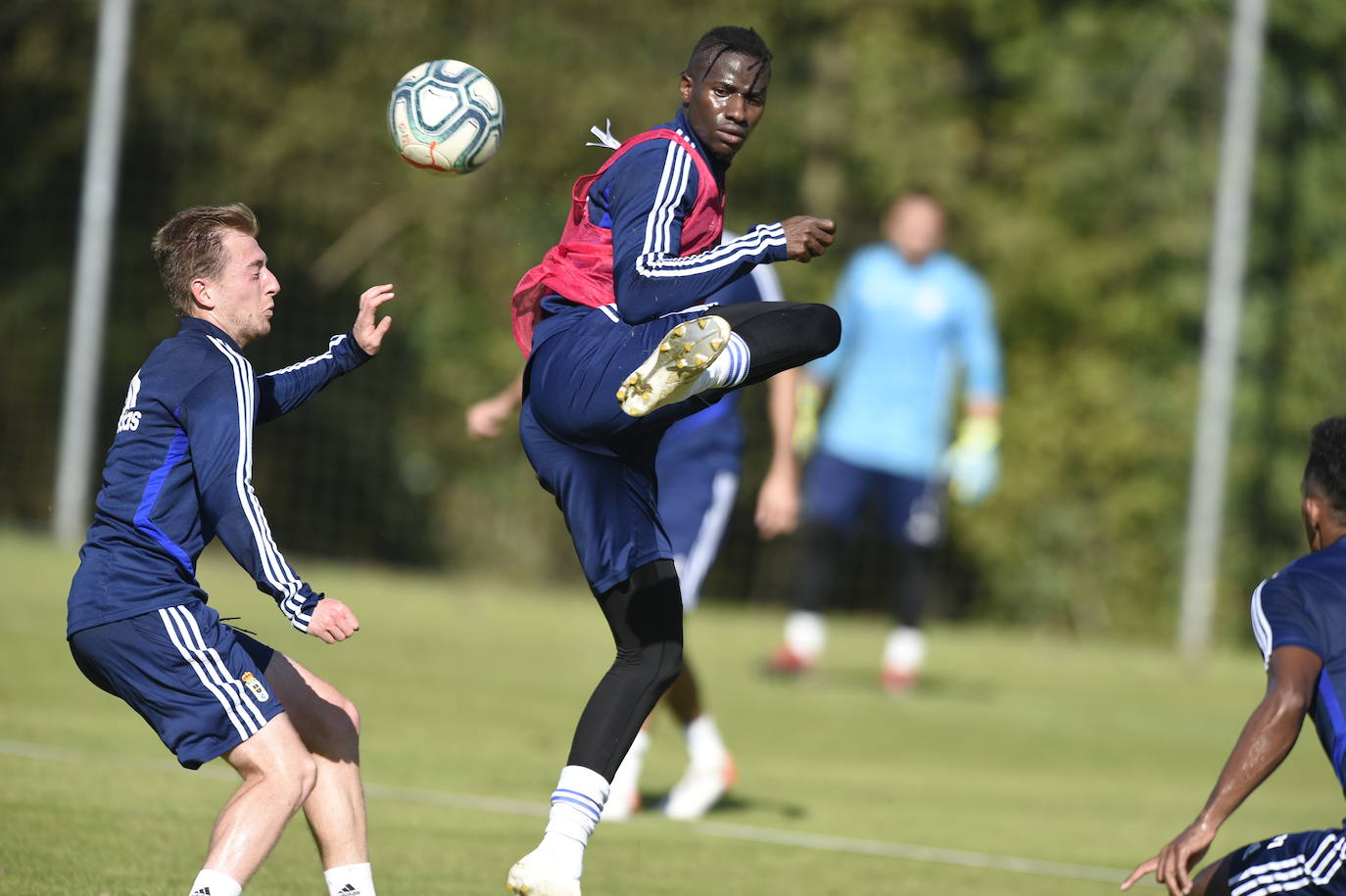 Calidad en el toque en un entrenamiento del Real Oviedo. 