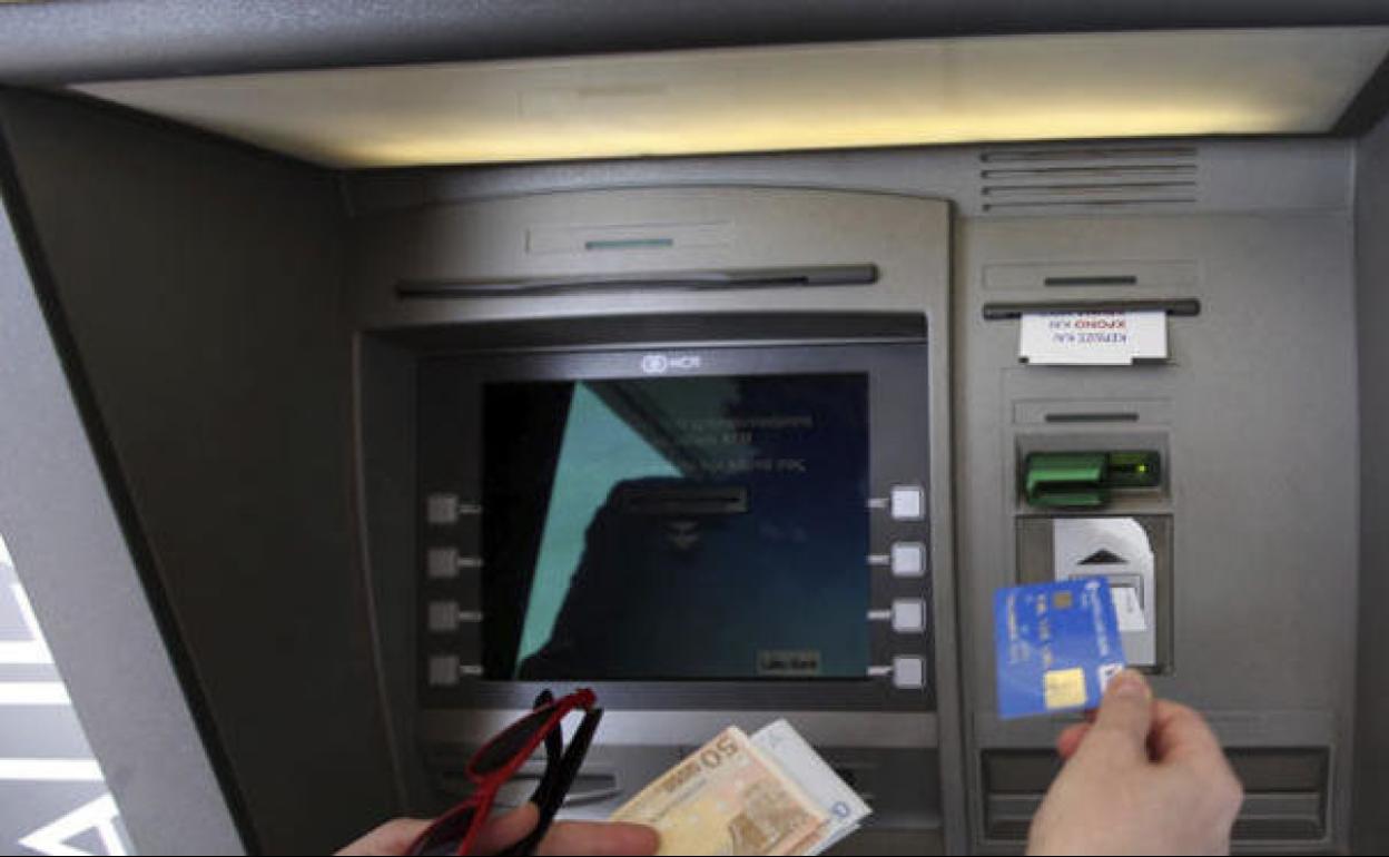 El Tribunal Supremo anula por abusiva una comisión bancaria que cobraba 30 euros por cada descubierto