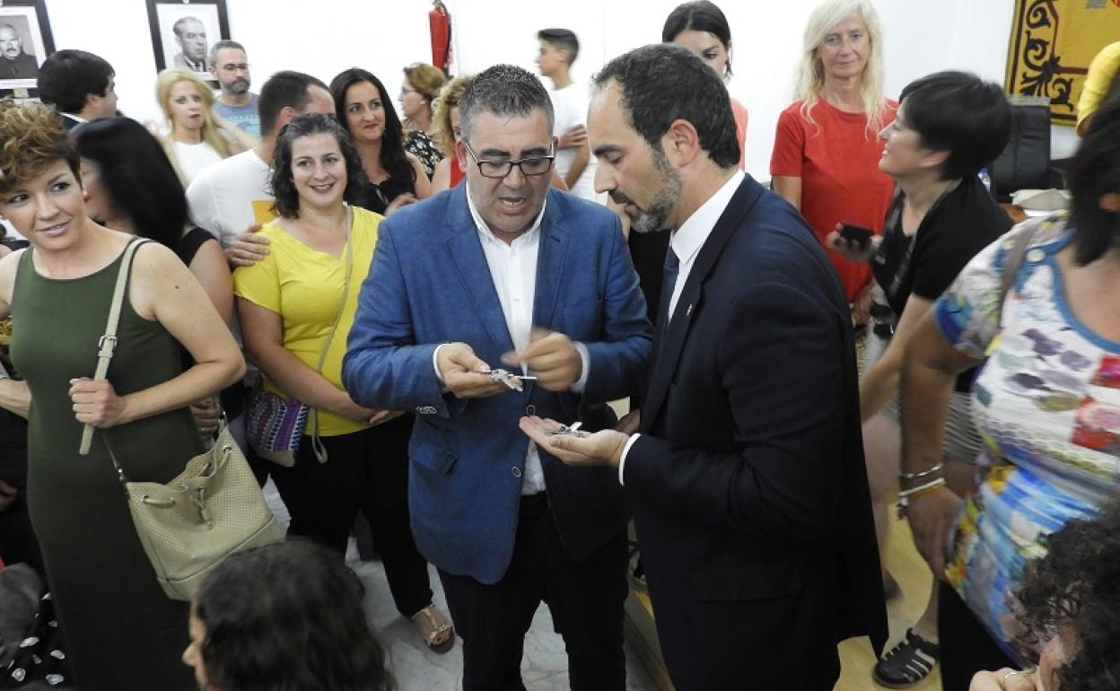 Momento en el que Felipe Cayuela le entrega las llaves del Ayuntamiento de Carboneras a José Luis Amérigo, tras la sesión de investidura del pasado 15 de junio.