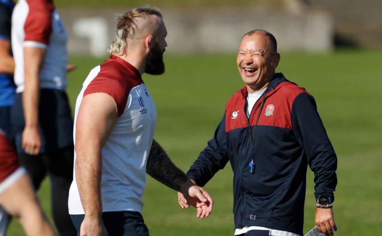 Eddie Jones, durante un entrenamiento del XV de la Rosa. 