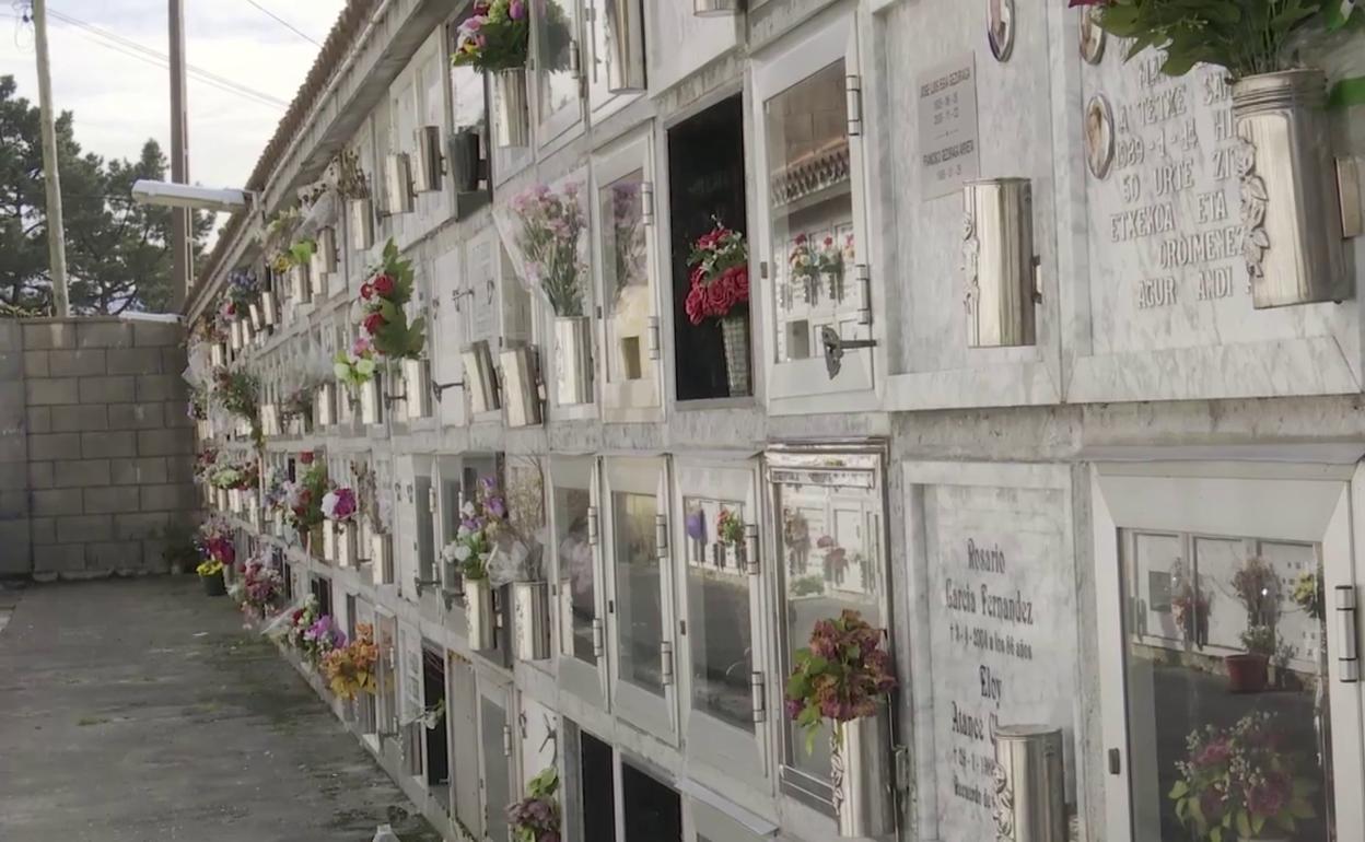 Robo en un cementerio | Roban los jarrones de cobre de 300 nichos en un cementerio
