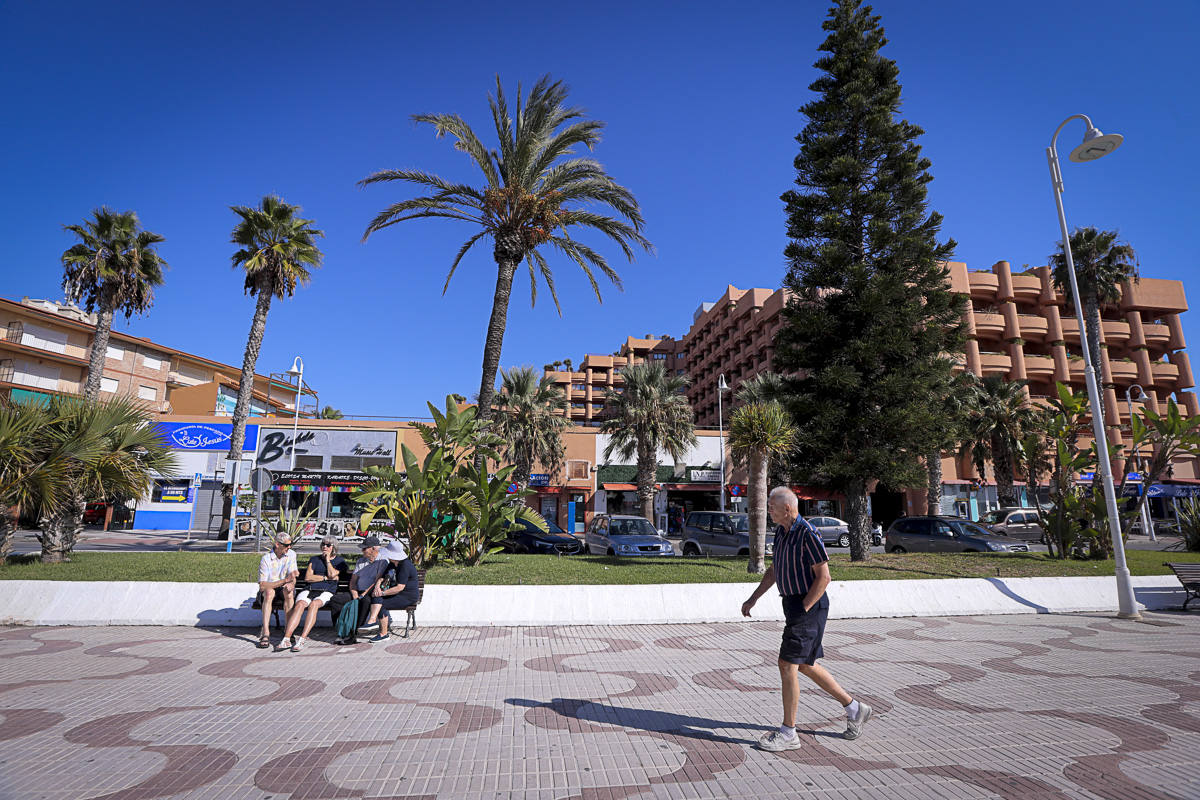 Decenas de turistas ya se encuentran en las playas del litoral granadino, que registrará una temperatura primaveral este fin de semana 
