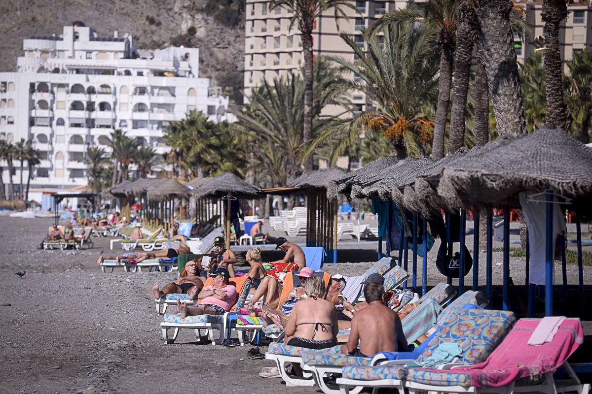 Decenas de turistas ya se encuentran en las playas del litoral granadino, que registrará una temperatura primaveral este fin de semana 