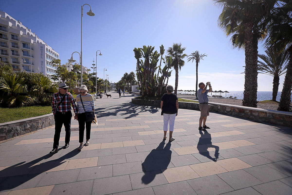 Decenas de turistas ya se encuentran en las playas del litoral granadino, que registrará una temperatura primaveral este fin de semana 