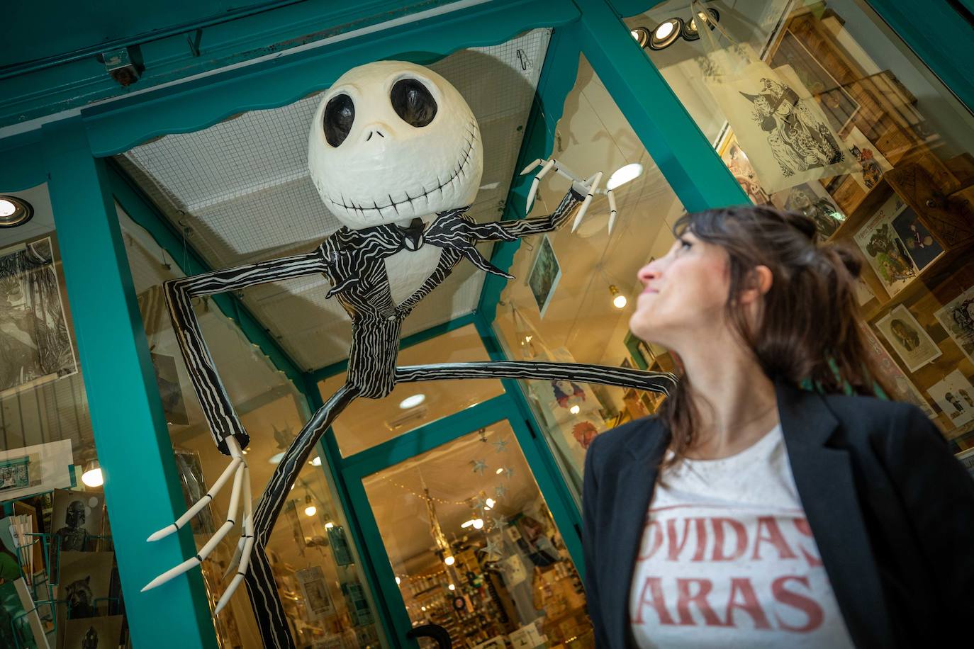 Jack Skeleton luce imponente en 'La Madriguera' de la calle Cruz, ubicada en el corazón del barrio de La Magdalena 