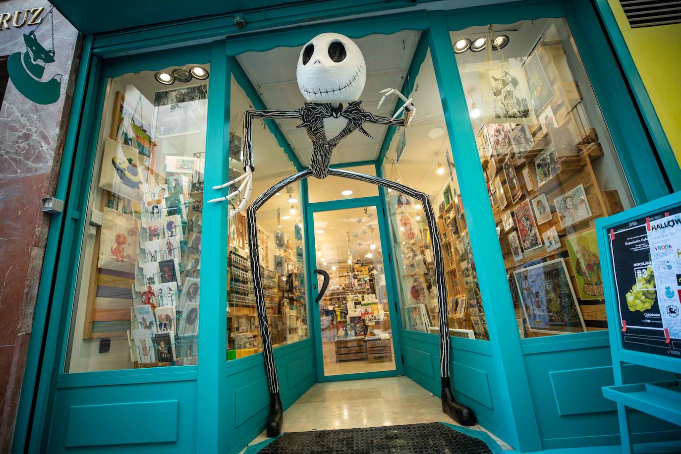 Jack Skeleton luce imponente en 'La Madriguera' de la calle Cruz, ubicada en el corazón del barrio de La Magdalena 