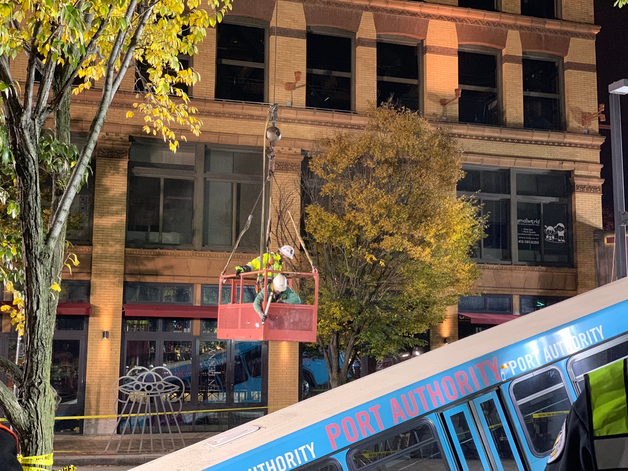 La tierra cedió por el peso del vehículo, de la compañía de transportes Port Authority PGH, justo cuando se encontraba parado en un semáforo